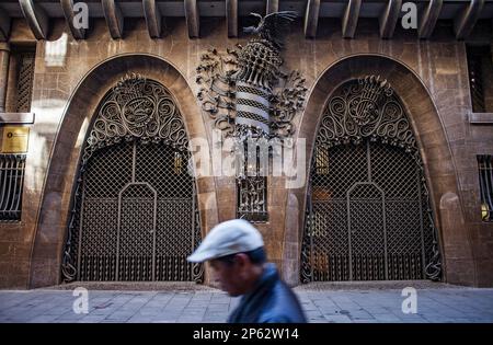 Main Türen des Palau Güell von Gaudi in Barcelona, Katalonien, Spanien entworfen. Stockfoto