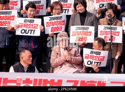 Anti-Japan und Anti-Yoon Suk Yeol Rally, 7. März 2023 : Südkoreanisches Opfer der japanischen Zwangsarbeit im Krieg Kim Seong-Joo (C, Front) nimmt an einer Anti-Japan- und Anti-Südkorea-Regierungskonferenz zusammen mit Gesetzgebern von Oppositionsparteien und Demonstranten in der Nationalversammlung in Seoul, Südkorea, Teil. Sie verurteilten den von der Regierung Yoon Suk-Yeol vorgeschlagenen Plan, die südkoreanischen Opfer der japanischen Zwangsarbeit im Krieg durch eine von Seoul unterstützte öffentliche Stiftung zu entschädigen, anstatt direkt von verantwortlichen japanischen Firmen zu bezahlen. Der Plan wurde vom südkoreanischen Außenminister Park Jin angekündigt Stockfoto