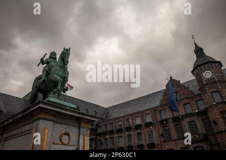 Bild des Alten Rathaus, des alten Rathauses von Düsseldorf, mit Schwerpunkt auf der Jan-Wilhelm-Statue. Das Jan Wellem-Denkmal auf dem Markt Stockfoto