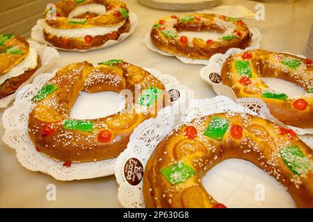 Roscón de Reyes oder Tortell de reis, typische Torte der Magi, spanische Tradition, Magi's Day, Escribà Bäckerei, 83 La Rambla, Barcelona, Katalonien, Spanien Stockfoto