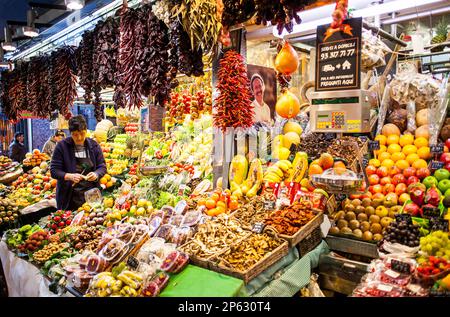 La Boqueria Markt, Obst und Gemüse stand, Barcelona. Katalonien, Spanien. Stockfoto