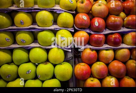 Äpfel, in La Boqueria-Markt, Barcelona. Katalonien, Spanien. Stockfoto