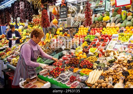 La Boqueria Markt, Obst und Gemüse stand, Barcelona. Katalonien, Spanien. Stockfoto