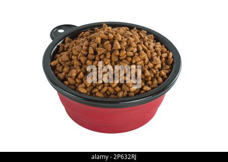 Tragbare Faltschüssel mit Hundefutter auf weißem Hintergrund isoliert Stockfoto