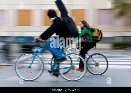 Barcelona: Freunde auf dem Fahrrad im Passeig Maritim de la Barceloneta. Stockfoto