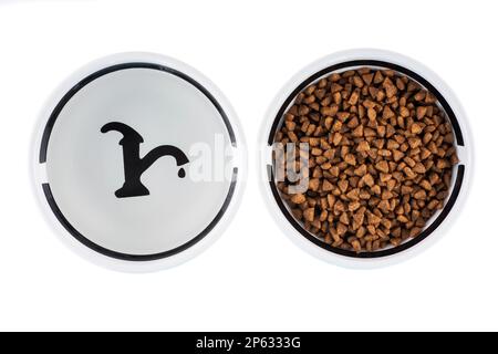 Draufsicht auf keramische Haustierschüsseln mit isoliertem Wasser und Essen auf weißem Hintergrund Stockfoto