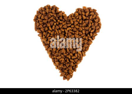 Heimtierfutter mit Herzform auf weißem Hintergrund isoliert. Das Konzept der Liebe zum Haustier. Stockfoto