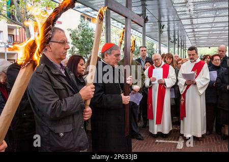 Repräsentation,Weg des Kreuzes,Vorsitz Kardinal und Erzbischof von Barcelona LluÃƒÂ­s MartÃƒÂ­nez Sistach, Karfreitag,Osterwoche,la Marina,V Stockfoto