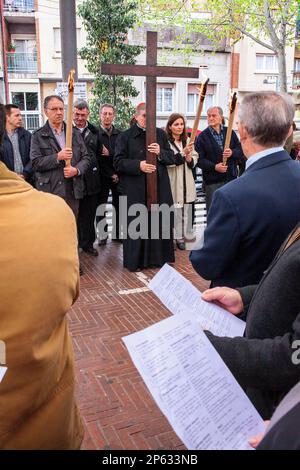 Repräsentation,Weg des Kreuzes,Vorsitz Kardinal und Erzbischof von Barcelona LluÃƒÂ­s MartÃƒÂ­nez Sistach, Karfreitag,Osterwoche,la Marina,V Stockfoto