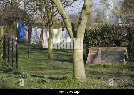 Wäscheleine im Wintergarten mit farbigem Stoff, tropfenweise alte Wäsche Stockfoto