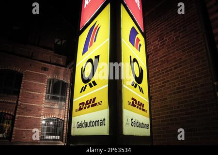 Bild eines Schildes mit dem Logo der Deutschen Post auf einer der Postämter in Aachen. Deutsche Post AG, handelnd als Deutsche Post DHL Stockfoto