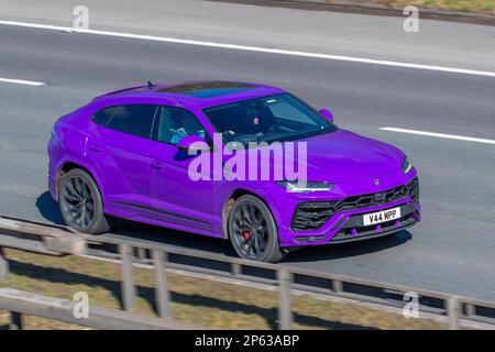 2019 lilafarbene Lamborghini Urus V8 Auto, 4,0 V8 BiTurbo Auto 4WD Euro 6 5dr; Fahrt auf der Autobahn M61, Großbritannien Stockfoto