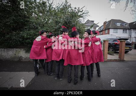 London, Großbritannien. 7. März 2023. Britische Haredi-Juden im Norden Londons versammeln sich in schicken Kleidern, um den jährlichen religiösen Feiertag von Purim zu feiern. Kredit: Guy Corbishley/Alamy Live News Stockfoto