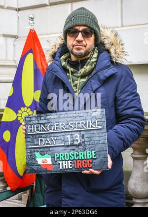 London, Großbritannien. 07. März 2023. Vahid Beheshti, der sich als Journalist ausgibt, wird am 13. Tag seines Hungerstreiks vor dem britischen Außenministerium in Westminster gesehen. Beheshti fordert, dass das Korps der Islamischen Revolutionsgarde (IRGC) auf die Liste der internationalen terroristischen Organisationen des Vereinigten Königreichs gesetzt wird. Das IRGC, ein Teil der iranischen Armee, wird als zunehmend unterdrückend angesehen und gilt seit 2019 von den USA als terroristische Organisation, während die EU kürzlich einen Änderungsantrag verabschiedete, in dem die Mitgliedstaaten aufgefordert wurden, ähnliche Maßnahmen zu ergreifen. Kredit: Imageplotter/Alamy Live News Stockfoto