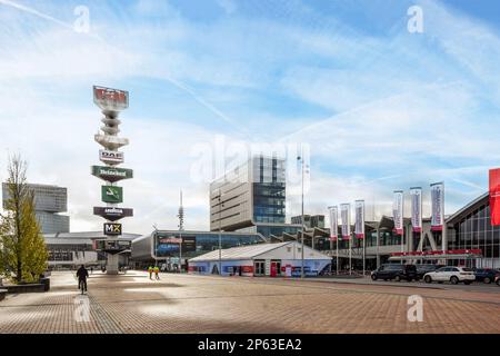 Amsterdam, Niederlande - 10. April 2021: Eine Stadtstraße mit Autos und Gebäuden im Hintergrund, aus einem Blickwinkel an einem klaren blauen Himmel Stockfoto