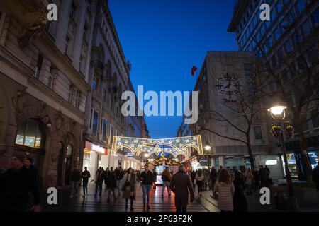 Bild der Belgrader Weihnachtsdekoration auf der Kneza Mihailova Straße in der Nacht mit einer Menge Fußgänger zu Fuß, in Belgrad, Serbien. Stockfoto