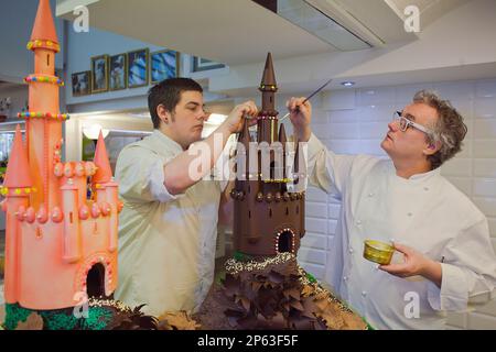 Christian Escriba und sein Sohn machen einen 'MonaÂ', einen typischen Schokoladenkuchen von PascuaÂ montag, der Patenonkel gibt seinem Patensohn, der katalanischen Tradition, EscribÃ Stockfoto