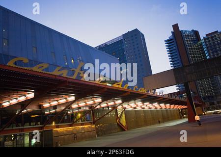 Barcelona: Barcelona International Convention Centre. Es wurde von Josep Llouis Mateo entworfen und der Bau wurde 2004 abgeschlossen. Es ist die größte Stockfoto