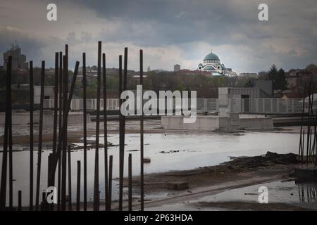 Bild des belgrader Kathdraltempels der Heiligen Sava, aus einem Industriegebiet. Die Kirche der Heiligen Sava oder Hram Svetog Save ist ein serbisches O Stockfoto