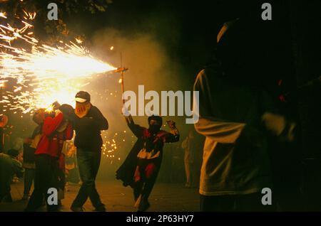 Barcelona: 'Correfoc', eine typisch katalanische Feier, bei der Drachen und Teufel mit Feuerwerk durch die Straßen tanzen. In Rambla del Raval dur Stockfoto