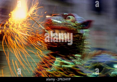 Barcelona: 'Correfoc', eine typisch katalanische Feier, bei der Drachen und Teufel mit Feuerwerk durch die Straßen tanzen. In Las Ramblas während L Stockfoto