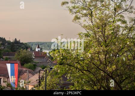 Panorama der Donau in Serbien in Stari Slankam, Serbien. Stari Slankam, auch bekannt als Slankam, ist ein Dorf im Inđija munic Stockfoto