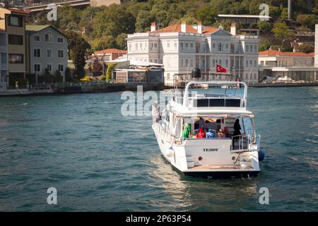 Foto des Bosporus direkt in Istanbul, Türkei, mit einer Luxusyacht, die mit Mädchen in islamischem Schal und muslimischer Kleidung fährt. Stockfoto