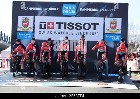 Dampierre-en-Burly, Frankreich, 07. März 2023. Lotto-Dstny Riders zu Beginn der dritten Etappe des Achttägigen Radrennens Paris-Nizza 81., einem 32,2 km langen Team-Time-Test mit Start und Ende in Dampierre-en-Burly, Frankreich, Dienstag, 07. März 2023. BELGA FOTO DAVID PINTENS Stockfoto