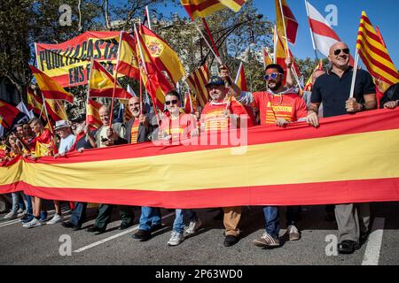 Katalanische Demonstranten gegen die Unabhängigkeit tragen spanische Flaggen und katalanische Flaggen während einer Demonstration für die Einheit Spaniens anlässlich der Spanier Stockfoto