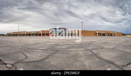 Hobbs, New Mexico, USA – 19. Februar 2023: Außenansicht eines Einkaufszentrums am frühen Morgen Stockfoto