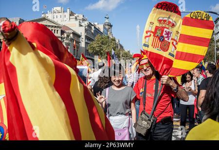 Katalanische Demonstranten gegen die Unabhängigkeit tragen spanische Flaggen und katalanische Flaggen während einer Demonstration für die Einheit Spaniens anlässlich der Spanier Stockfoto