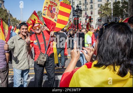 Katalanische Demonstranten gegen die Unabhängigkeit tragen spanische Flaggen und katalanische Flaggen während einer Demonstration für die Einheit Spaniens anlässlich der Spanier Stockfoto