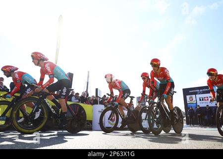 Dampierre-en-Burly, Frankreich, 07. März 2023. Lotto-Dstny Riders zu Beginn der dritten Etappe des Achttägigen Radrennens Paris-Nizza 81., einem 32,2 km langen Team-Time-Test mit Start und Ende in Dampierre-en-Burly, Frankreich, Dienstag, 07. März 2023. BELGA FOTO DAVID PINTENS Stockfoto