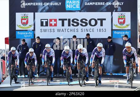 Dampierre-en-Burly, Frankreich, 07. März 2023. Israel-Premier Tech Riders zu Beginn der dritten Etappe des Achttägigen Radrennens Paris-Nizza von 81., einem 32,2 km langen Team-Time-Test mit Start und Ende in Dampierre-en-Burly, Frankreich, Dienstag, den 07. März 2023. BELGA FOTO DAVID PINTENS Stockfoto