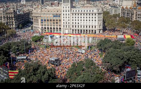 Anti-unabhängige katalanische Demonstranten während einer Demonstration für die Einheit Spaniens anlässlich des Spanischen Nationalfeiertags auf dem Catalunya-Platz in Stockfoto