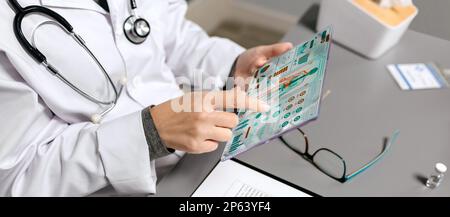 Arztin berührt transparente Tablette mit medizinischer digitaler Diagnostik auf dem Bildschirm Stockfoto