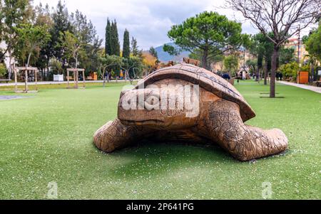 Holzspiel für Kinder in Form einer riesigen Schildkröte auf einem Spielplatz an der Promenade von Paillon in Nizza, französische Riviera, FRANKREICH. Stockfoto