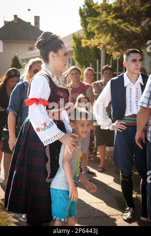 Bild eines stehenden Mädchens, das ein traditionelles serbisches Outfit in der Stadt Pecinci, Serbien trägt. Stockfoto