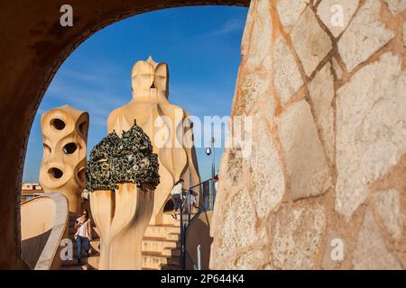 Touristen, auf der Dachterrasse Schornsteine in La Pedrera und Casa Mila, Barcelona, Katalonien, Spanien Stockfoto