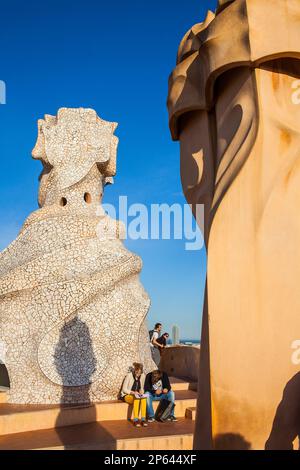 Touristen, auf der Dachterrasse Schornsteine in La Pedrera und Casa Mila, Barcelona, Katalonien, Spanien Stockfoto