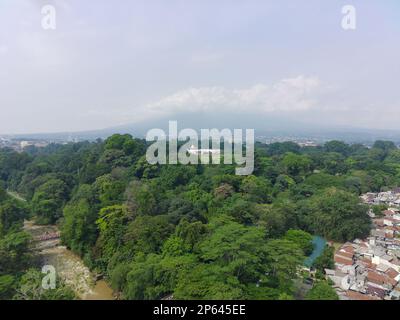 Bogor, Indonesien - Bogor, Oktober 22 2022. Luftaufnahme des Präsidentenpalastgebäudes inmitten eines botanischen Gartens. Stockfoto