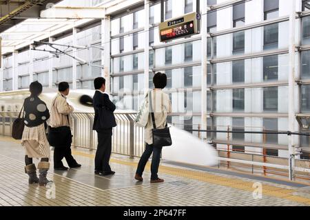 Shinkansen Zug Eingabe in Kyoto Bahnhof, Japan Stockfoto