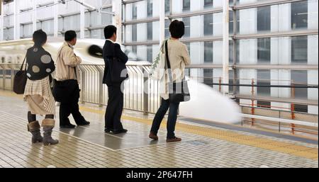 Shinkansen Zug Eingabe in Kyoto Bahnhof, Japan Stockfoto