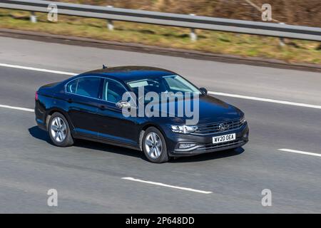 2020 Black VW VOLKSWAGEN PASSAT SE NAV TSI EVO S-A SE DSG; Fahrt auf der Autobahn M61, Vereinigtes Königreich Stockfoto