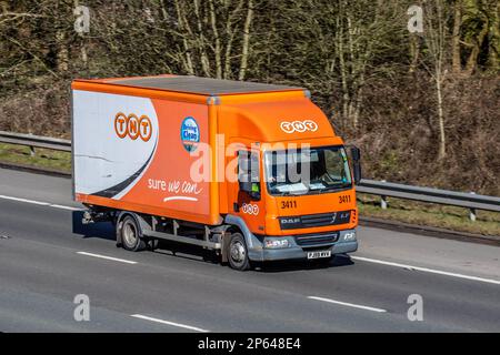 TNT-Lieferung DAF LF-Lieferwagen; Fahrt auf der Autobahn M61, Großbritannien Stockfoto