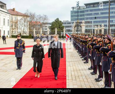 Bratislava, am 07. März 2023 kommen König Willem-Alexander und Königin Maxima der Niederlande am 07. März 2023 im Präsidentenpalast in Bratislava an, begrüßt von Frau Zuzana Caputova, Präsidentin der Slowakischen Republik und ihr Partner Juraj Rizman zur Begrüßungszeremonie anlässlich des 1. 3-tägigen Staatsbesuchs in der Slowakei Foto: Albert Nieboer/Niederlande OUT/Point de Vue OUT Stockfoto