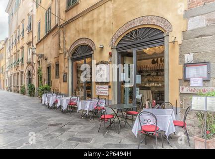 Im Freien des berühmten Restaurants 'Al Cuore' im historischen Zentrum von Lucca, Toskana, Zentralitalien, Europa Stockfoto