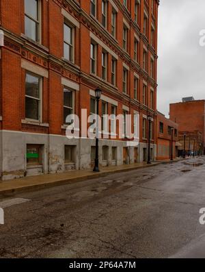 Düstere Aussicht auf eine verlassene Straße im älteren Teil des Downtown District in Cleveland, Ohio. Stockfoto