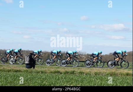 Astana Qazaqstan Riders in Aktion während der dritten Etappe des Achttägigen Radrennens Paris-Nizza 81., einem 32,2 km langen Team-Time-Test mit Start und Ende in Dampierre-en-Burly, Frankreich, Dienstag, 07. März 2023. BELGA FOTO DAVID PINTENS Stockfoto