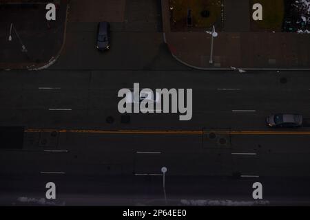 Blick auf die Straße von einem Hotelzimmerfenster im 23. Stock in der Innenstadt von Cleveland, Ohio bei Abenddämmerung. Stockfoto